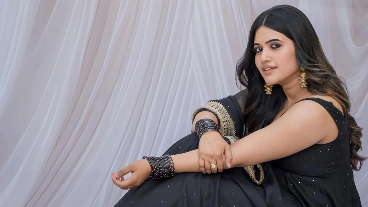 Sravanthi Chokarapu stuns in a classic black traditional ensemble with glass bangles